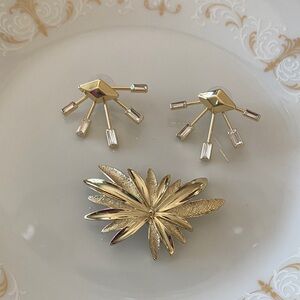 Sarah Coventry Gold Toned Brooch with Earrings